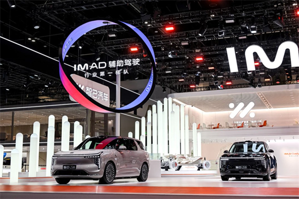 北京车展 | 智己车展“双杀”：LS8够硬核，IM Care有温度